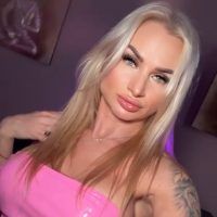 Blonde Foxy, mit einem Traumbusen von 80 C.
